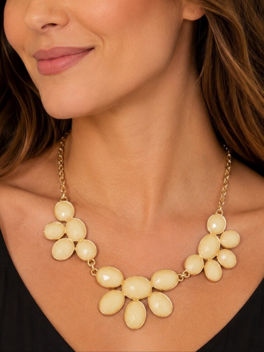 3/$30 VTG Faceted Cream Floral Cabochon Bib Necklace